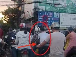 Lợi dụng tắc đường, kẻ xấu móc trộm ba lô của cô gái trẻ giữa phố