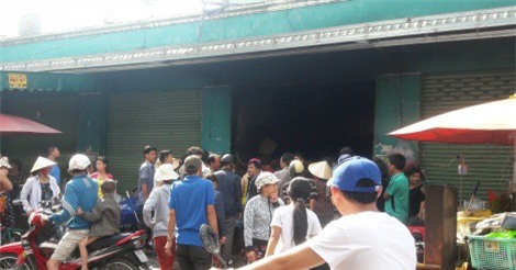 "Bà hỏa" thiêu rụi ki ốt lúc rạng sáng, chồng bất lực nhìn vợ tử vong