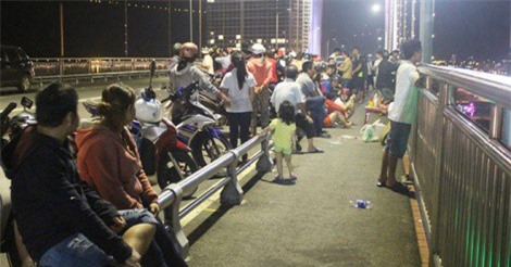 Người đàn ông lái ô tô chở bạn  lên cầu rồi bất ngờ nhảy sông tự tử