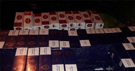 Truy bắt tài xế xe bán tải biển số giả chở gần 15.000 bao thuốc lá lậu