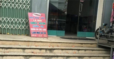 Tường gạch từ tầng 7 rơi xuống đất, người dân hoảng hốt lo sợ