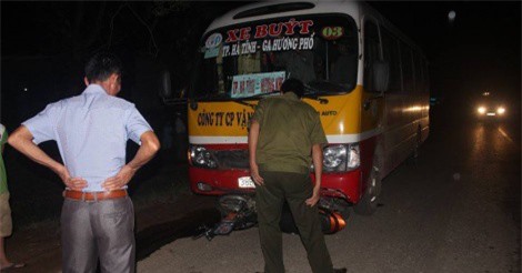 Xe buýt đâm xe máy, một phụ nữ chết thảm