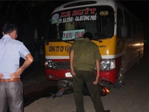 Xe buýt đâm xe máy, một phụ nữ chết thảm