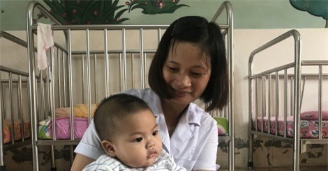 Hà Nội: Bé trai bị bỏ rơi ở nhà nghỉ đã tìm được bà ngoại