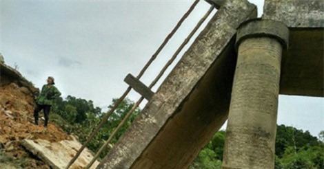 Hà Tĩnh: Cầu dân sinh đổ sập, hàng trăm hộ dân bị chia cắt