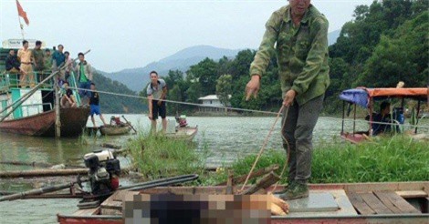 Hòa Bình: Một người chết bất thường trên thuyền trôi tự do