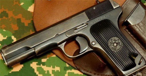 Súng của Phó Công an xã cướp cò, 1 người nguy kịch