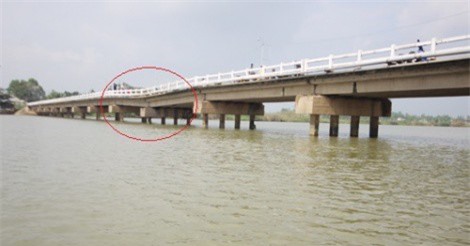 Quảng Nam: Dân tá hỏa khi cầu sụt lún gần nửa mét