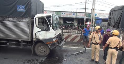 TP. HCM: Tài xế kẹt cứng trong cabin sau tai nạn liên hoàn