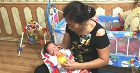 Xót xa bé trai 20 ngày tuổi bị bỏ rơi trong thùng giấy ven đường