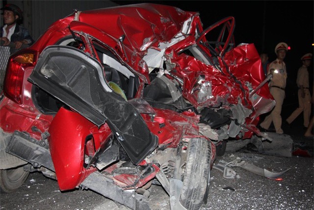 Thần kì nữ tài xế thoát chết dù chiếc ô tô bị đâm nát bét