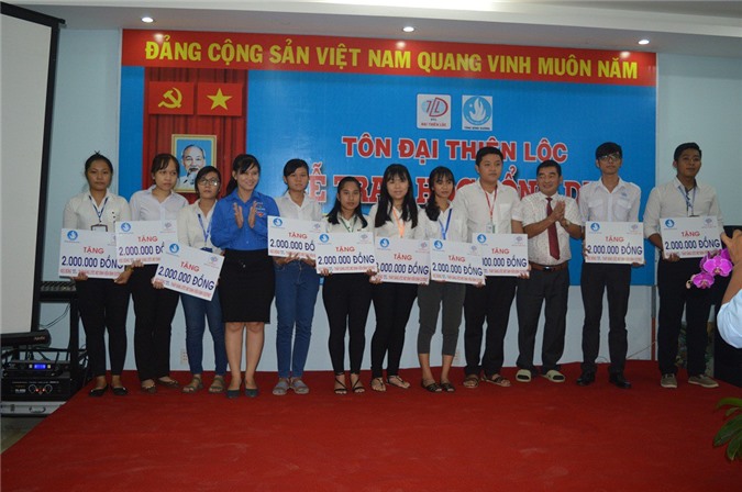 Trao học bổng “Thắp sáng ước mơ sinh viên Bình Dương 2017”