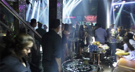 Đột kích hàng loạt quán bar ở Sài Gòn, gần 50 dân chơi "phê" ma túy 