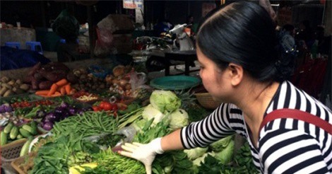 Giá rau củ phi mã vì mưa kéo dài