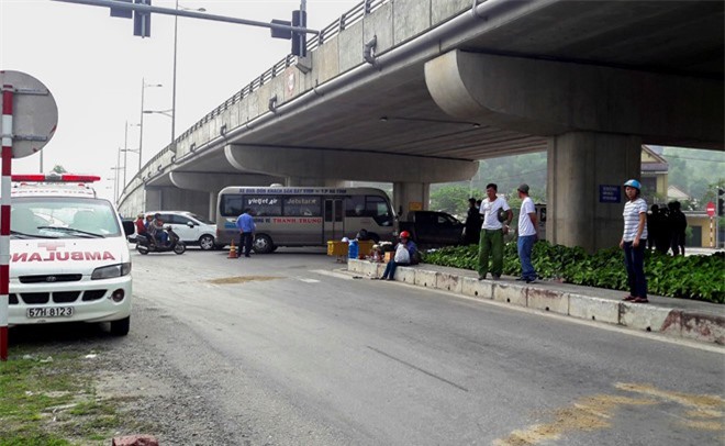 Hai bố con đi thăm bà ngoại bị xe cán tử vong