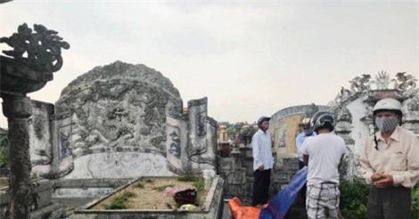 Hoảng hồn phát hiện thi thể phân hủy trong nghĩa địa 