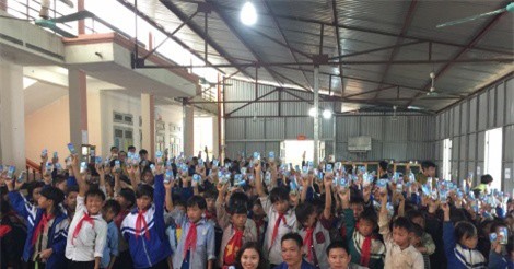 Trao tặng hơn 17.500 ly sữa cho trẻ em vùng lũ lụt