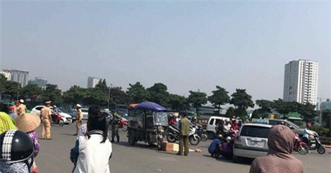 Chồng phanh gấp làm vợ ngã từ xe ba bánh xuống đường tử vong