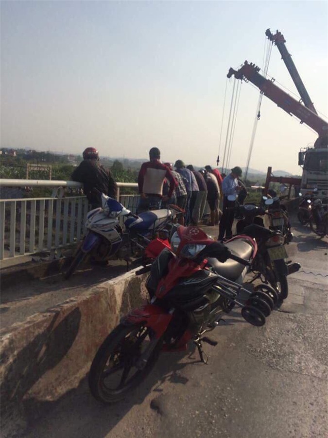 Chùm ảnh trục vớt xe ben lao xuống sông ở Hải Dương