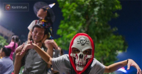 Gi&#x1EDB;i tr&#x1EBB; H&#xE0; N&#x1ED9;i, S&#xE0;i G&#xF2;n h&#xF3;a trang r&#xF9;ng r&#x1EE3;n ch&#xE0;o &#x111;&#xF3;n ng&#xE0;y Halloween