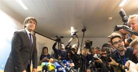 Cựu Thủ hiến Catalonia ra điều kiện trở về Tây Ban Nha 'ngay lập tức'