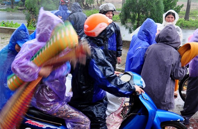 Phú Yên: Sơ tán hàng nghìn người dân khỏi vùng lũ