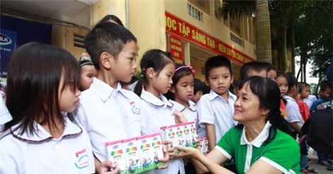 Vinamilk chia sẻ khó khăn với các hộ nghèo bị ảnh hưởng do lũ tại Hà Nội