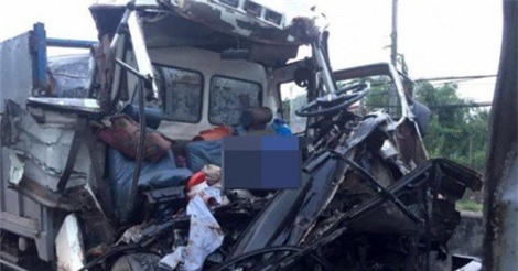 Xe tải tông nát đầu, tài xế và phụ xe chết thảm
