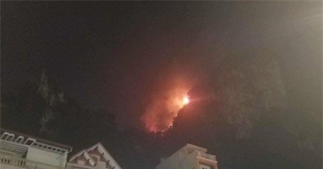 Cháy lớn trên núi Bài Thơ: Rào chắn nghiêm, cấm người dân lên núi