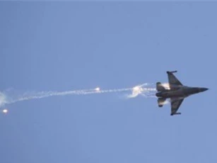 Israel không kích Homs, Syria lập tức nã tên lửa đáp trả