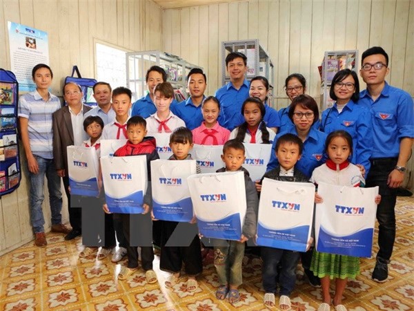 Trao tặng "tủ sách Đinh Hữu Dư" cho trẻ em vùng cao Yên Bái