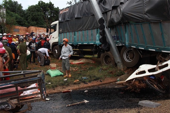 Xe bồn mất lái gây tai nạn liên hoàn cho phương tiện dừng đèn đỏ
