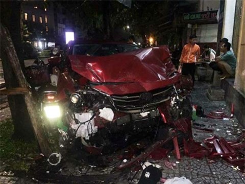 Vụ ô tô gây tai nạn liên hoàn ở Huế: Nữ sinh báo chí tử vong