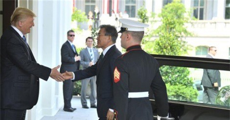 Hàn Quốc trừng phạt Triều Tiên ngay trước khi ông Trump tới thăm