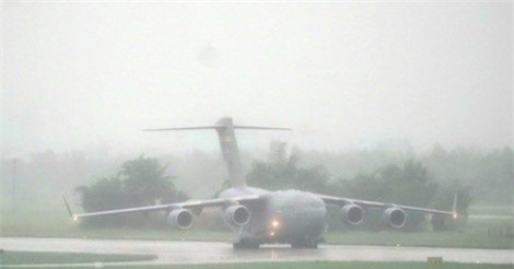 Siêu vận tải chở thiết bị phục vụ Tổng thống Mỹ đáp xuống Đà Nẵng