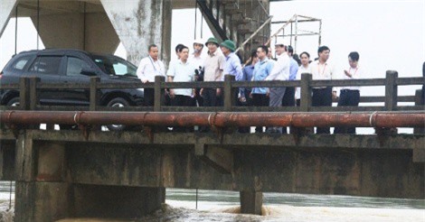 Chủ tịch nước Trần Đại Quang thăm hỏi, động viên người dân vùng lũ