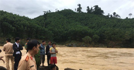 Yêu cầu ngừng xả lũ để cứu 15 phụ nữ bị mắc kẹt trong rẫy