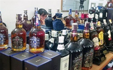 TP.HCM: Tạm giữ 3.788 chai rượu có dấu hiệu giả mạo