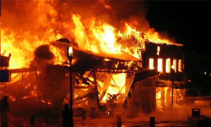 Cháy nhà vào rạng sáng, 3 bố con chết thảm