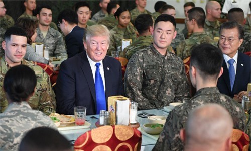 Khước từ tiệc chiêu đãi, ông Trump chọn ăn trưa cùng binh sĩ Mỹ-Hàn