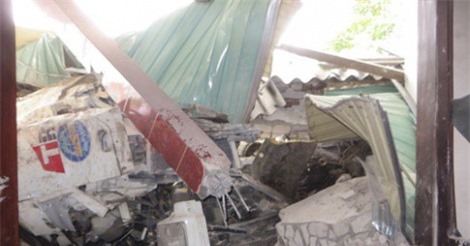 Xe đầu kéo nổ lốp đâm vào nhà dân, 2 người thương vong