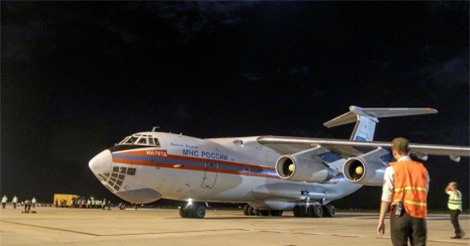 Máy bay Nga chở 40 tấn hàng cứu trợ đáp xuống Cam Ranh trong đêm