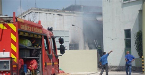 Cháy xưởng sản xuất thảm, công nhân hốt hoảng bỏ chạy