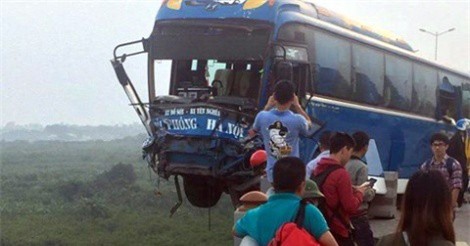Hà Nội: Xe khách "treo lơ lửng" trên thành cầu Thanh Trì