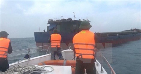 Cứu hộ 11 thuyền viên trên tàu chở hàng gặp nạn trên biển