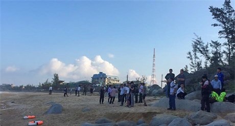 Hà Tĩnh: Hai nam sinh bị nước cuốn mất tích khi đang tắm biển