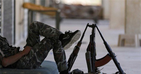 Hàng chục phiến quân đầu hàng quân đội Syria ở Aleppo