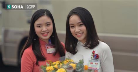Những nữ sinh xinh đẹp, tài giỏi tặng hoa cho các nhà lãnh đạo tại APEC