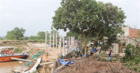 Sạt lở đất kinh hoàng ở Bến Tre, 4 nhà dân bị "hà bá" nuốt chửng