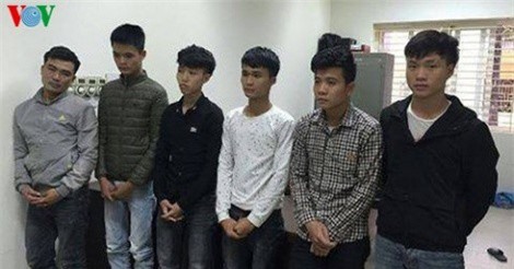 Va chạm giao thông, nhóm thanh niên vác dao đi chém người